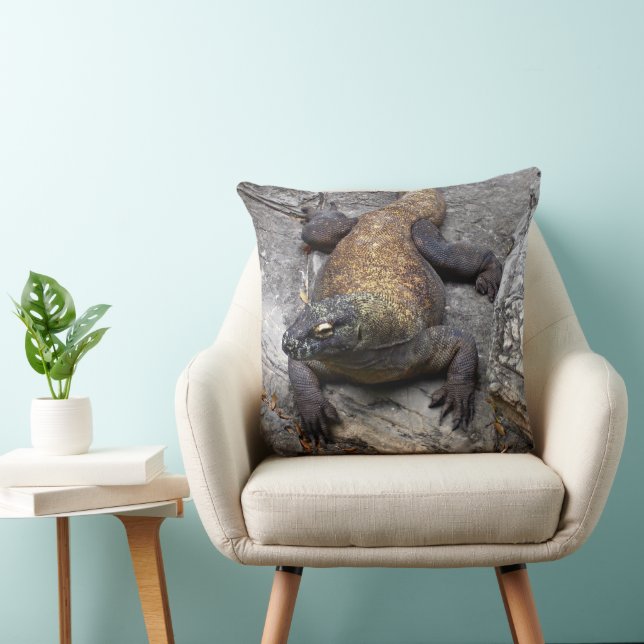 Coussin Scène de perchoir rocheux avec dragon de Komodo (Chaise)