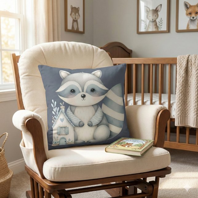 Coussin Scène fantaisiste de cabane dans les bois la nuit  (Whimsical Raccoon Night Woodland Cottage Scene Throw Pillow Mockup A)