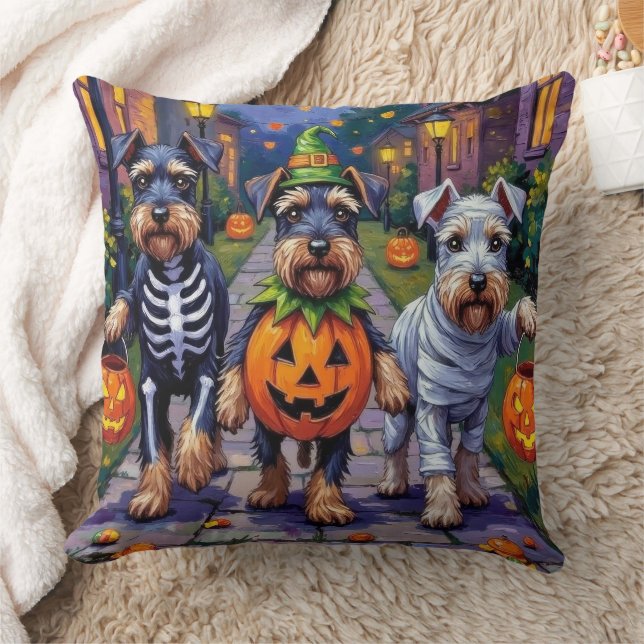 Coussin Schnauzer faisant Trick-or-Treat dans des costumes (Couverture)