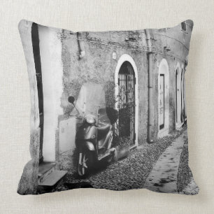 Coussin Scooter dans une rue en Italie en noir et blanc
