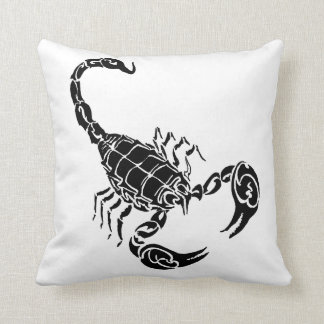 Coussin Scorpion tiré par la main noir et griffonnage