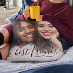 Coussin Script de calligraphie élégant Meilleurs Amis Phot<br><div class="desc">Faites savoir à votre bestie ce qu'elle veut dire pour vous avec ce coussin mignon de meilleurs amis. Avec votre photo préférée de vous deux avec une couche de fond blanche, les meilleurs amis en caractères manuscrits de script de calligraphie, et vos noms avec un coeur noir mignon au milieu...</div>