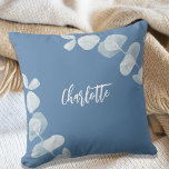 Coussin Script de nom d'eucalyptus bleu Dusty<br><div class="desc">Arrière - plan bleu poussiéreux décoré d'eucalyptus. Personnalisez et ajoutez un nom.</div>