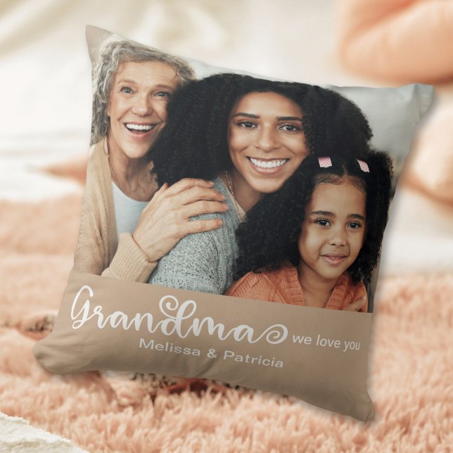 Coussin Script moderne Cream Brown We Love Grandma Photo (Créateur téléchargé)