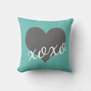 Coussin script XOXO sur coeur gris