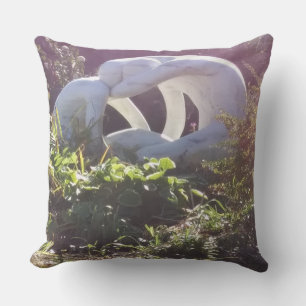 Coussin Sculpture en marbre d'un couple dans un jardin ens