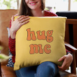Coussin Serrez-moi drôle rétro<br><div class="desc">Accroche-moi ! Une collection de coussins drôles,  mignons et amusants,  à offrir comme cadeau de ménage,  ou pour votre intérieur. Entièrement personnalisable : vous pouvez modifier la couleur du texte et de l'arrière - plan comme vous le souhaitez.</div>
