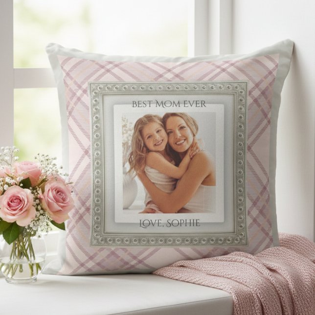 Coussin Shabby Chic Pink Plaid Best Mom Ever Photo (Gift Mom a hug she can keep forever with a shabby chic photo keepsake pillow)