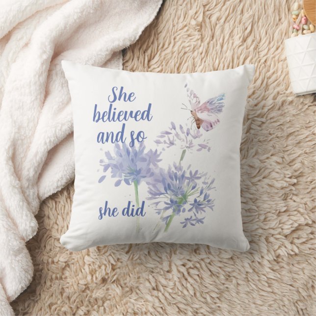 Coussin She believed and so Motivational Quote Butterfly (Couverture)