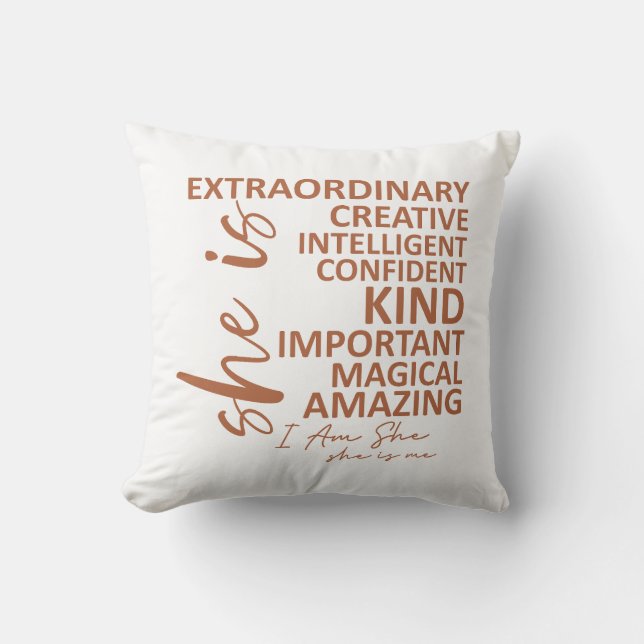 Coussin "She is Me" Mocha Mousse Affirmation Typography (Recto)