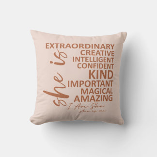 Coussin "She is Me" Mocha Mousse Affirmation Typography