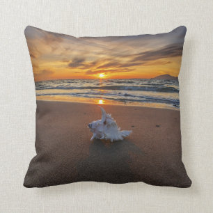 Coussin Shell à la plage à l'île du coucher du soleil