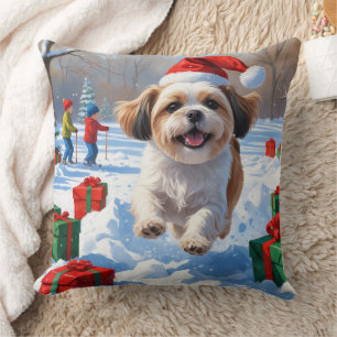 Coussin Shih Tzu courant dans la neige avec un chapeau de 