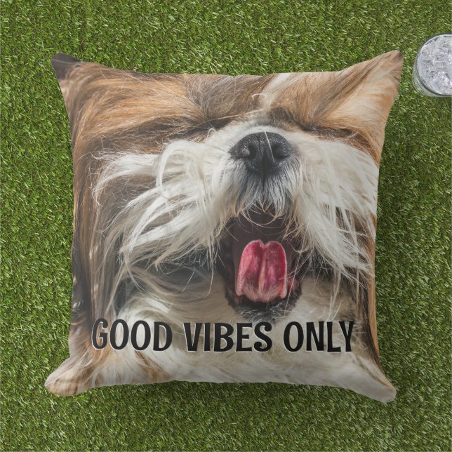 Coussin Shih tzu langue drôles violes texte personnalisé (Herbe)