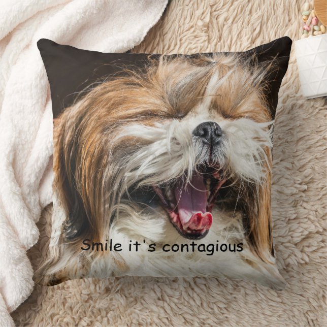 Coussin Shih tzu yawning laughing smile text customize (Couverture)