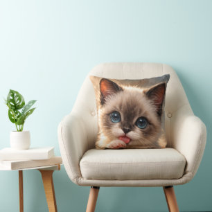Coussin Siamois aux yeux bleus, chaton qui se lèche la pat