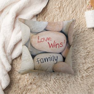 Coussin signe d'amour familial sur des pierres