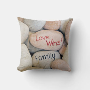 Coussin signe d'amour familial sur pierres