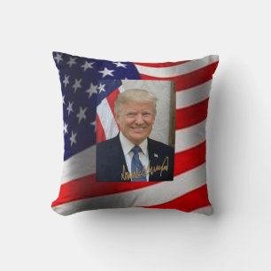 COUSSIN SIGNÉ PAR LE PRÉSIDENT TRUMP