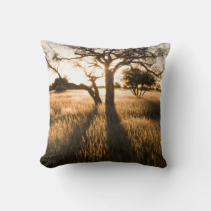 Coussin Silhouette d'arbres d'acacia dans l'herbe. Marient