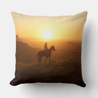 Coussin Silhouette de cowboy monochrome dans l'heure dorée