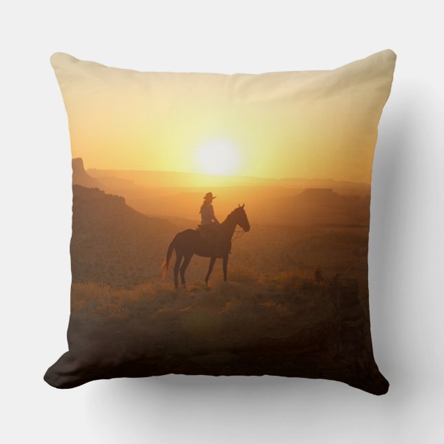 Coussin Silhouette de cowboy monochrome dans l'heure dorée (Recto)
