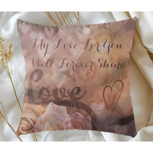 Coussin Silhouette de l'amour : Roses de crème dans les te