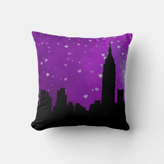 Coussin Silhouette de l'horizon de NYC, ESB #1 Purple Hear