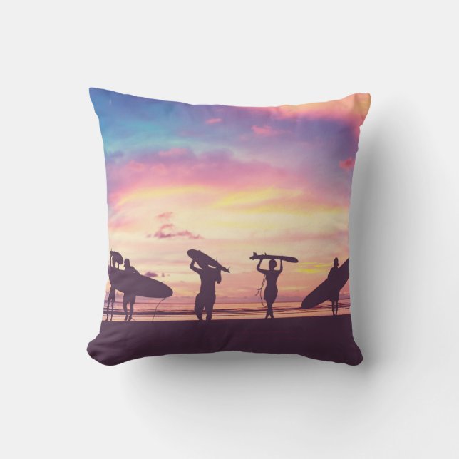 Coussin Silhouette Des surfeurs transportant leur surfboa (Recto)