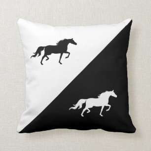 Coussin Silhouettes de chevaux élégants sur fond noir et b