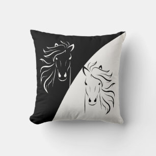 Coussin Silhouettes de chevaux sur fond abstrait noir et b
