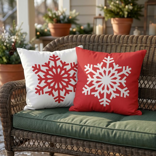 Coussin Simple cristal de neige saisonnier sur fond rouge (Créateur téléchargé)