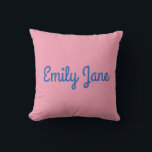 Coussin Simple Cute bleu et rose Personnalisé<br><div class="desc">Cet oreiller à jetons personnalisé est doté d'un arrière - plan rose doux avec un nom audacieux dans un script bleu ludique, parfait pour ajouter du charme à un lit, un canapé ou un coin lecture. Qu'il s'agisse d'une chambre pour enfants, d'un dortoir ou d'un cadeau bien pensé, ce design...</div>