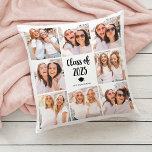 Coussin Simple et chic | Classe 2023 Collage photo<br><div class="desc">Ce coussin chic en noir et blanc dispose d'une grille photo avec huit de vos photos personnelles, et d'une typographie de script moderne tendance qui dit "classe de 2023". Il y a aussi une petite image d'une casquette de graduation et d'un goût. Au verso, vous pouvez ajouter n'importe quel nom,...</div>