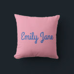 Coussin Simple et mignon personnalisé bleu et rose<br><div class="desc">Ce coussin personnalisé présente un fond rose doux avec un nom audacieux en écriture bleue ludique, parfait pour ajouter du charme à un lit, un canapé ou un coin de lecture. Qu'il s'agisse d'une chambre d'enfant, d'une décoration de dortoir ou d'un cadeau attentionné, ce design allie douceur et simplicité dans...</div>