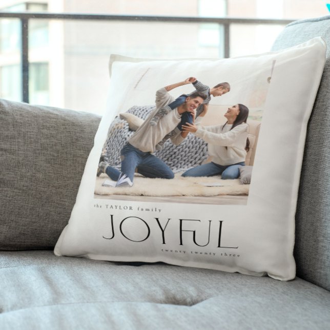 Coussin Simple moderne Joyeux Famille 2 Photo Noël (Snuggle Up with Joy! Personalize Your 'Joyful' Holiday Pillow 🎄🛋️ [Add Your Photo])