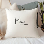Coussin Simple moderne Neutral Mama Est<br><div class="desc">Célébrez votre petit avec notre oreiller simple et moderne neutre mama est jeté, avec un design minimaliste noir et blanc qui est moderne et joli. Avec son esthétique propre et d'inspiration boho, l'atmosphère contemporaine et neutre pour le genre est parfaite pour accueillir un bébé garçon ou une fille en toute...</div>