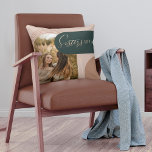 Coussin Sisters BFFS Géométrique Arc Concentré Photo<br><div class="desc">Un cadeau coussin photo spécial et mémorable pour les soeurs. Le design coussin comprend une photo d'arche moderne à l'avant et à l'arrière ainsi qu'un motif d'arche en arc doré qui se chevauchent. Vous pouvez changer la couleur arrière - plan des formes de l'arc en n'importe quelle couleur pour compléter...</div>