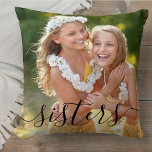 Coussin Sisters Script Overlay 2 Photo personnalisée<br><div class="desc">Coussin photo Soeurs, personnalisé avec vos noms. Le modèle photo est mis en place pour que vous puissiez ajouter vos propres photos - une de l'avant et une de l'arrière. L'avant a une élégante superposition de script qui dit simplement "soeurs" tandis que l'arrière a vos noms en caractères gras. Ce...</div>