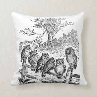 Coussin Six petits hiboux se reposant sur une barrière