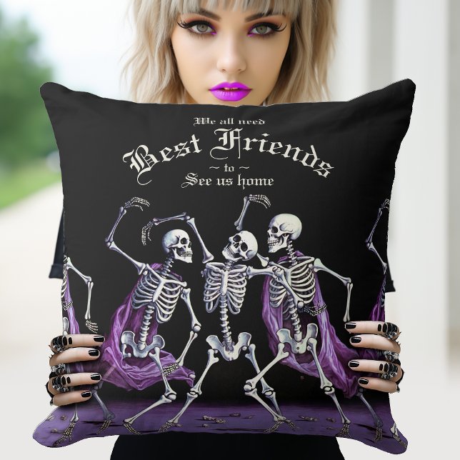 Coussin Skeletons de danse violet Halloween gothique (When you need a friend or two to help you home. This pillow is the perfect gothic best friends gift.)