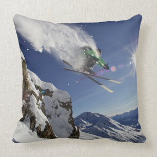 Coussin Skieur dans l'entre le ciel et la terre