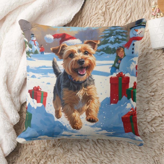 Coussin Skye Terrier courant dans la neige avec un chapeau (Couverture)