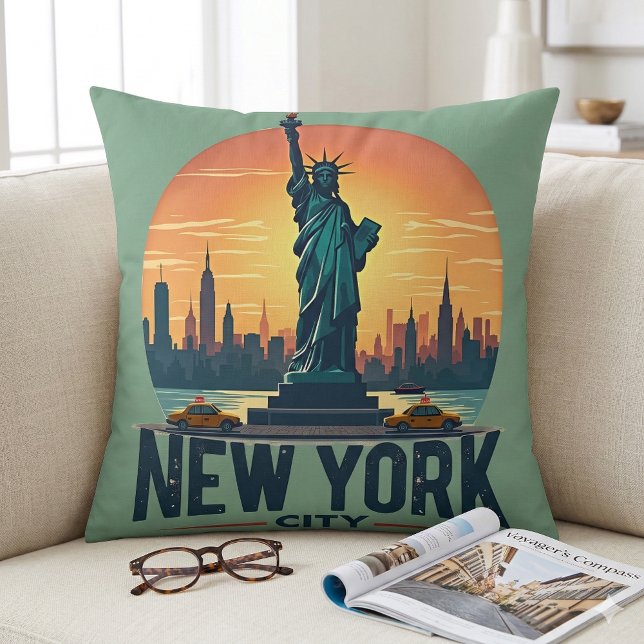 Coussin Skyline de New York avec Statue de la Liberté (Retro New York City Skyline with Statue of Liberty Throw Pillow Mockup A)