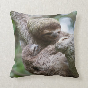 Coussin Sloth Baby avec mère pendre d'un arbre