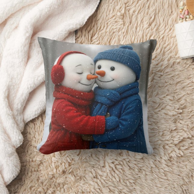 Coussin Snowflakes on Snowman Couple in Winter Forest (Couverture)