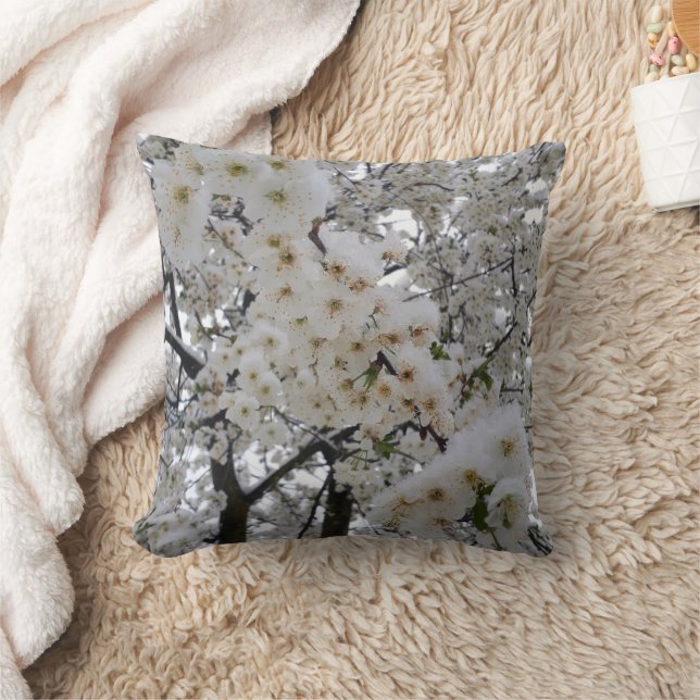 Coussin Snowy Blossom Throw Pillow (Couverture)