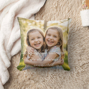Coussin Sœurs joyeuses s'étreignant dans la chaude lumière