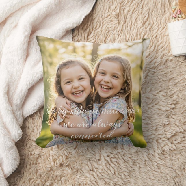 Coussin Sœurs joyeuses s'étreignant dans la chaude lumière (Couverture)