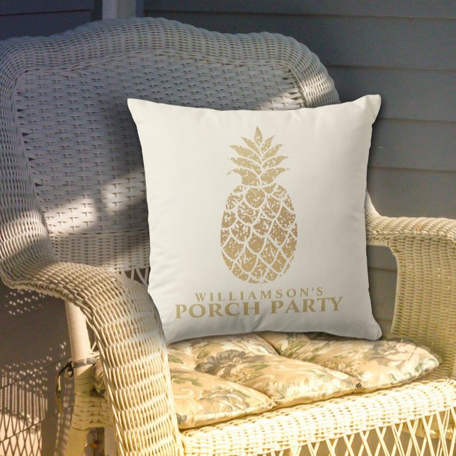 Coussin Soirée Porch aux ananas en or personnalisées (Personalized Gold Pineapples Porch Party Outdoor Pillow in 2 sizes)